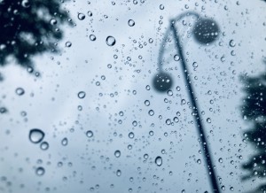 湿気と肌の関係：梅雨時に気をつけるべき肌トラブル